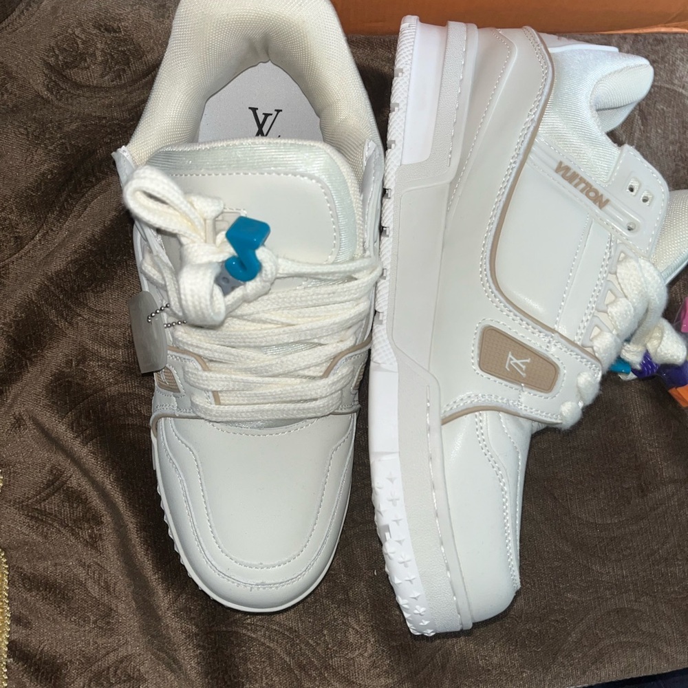 Louis Vuitton shoe maxi white